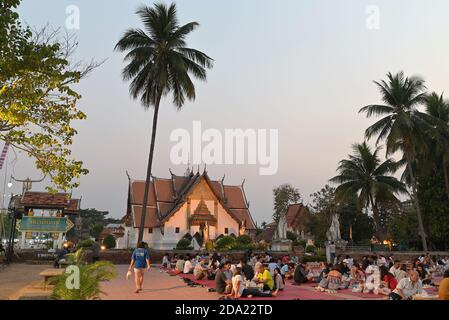 Menschen genießen einen Abendausflug und Picknick`s Sonntagabend, Nan, vor dem kulturellen Herzen der Stadt und berühmten Tempel, Wat Phumin. Stockfoto